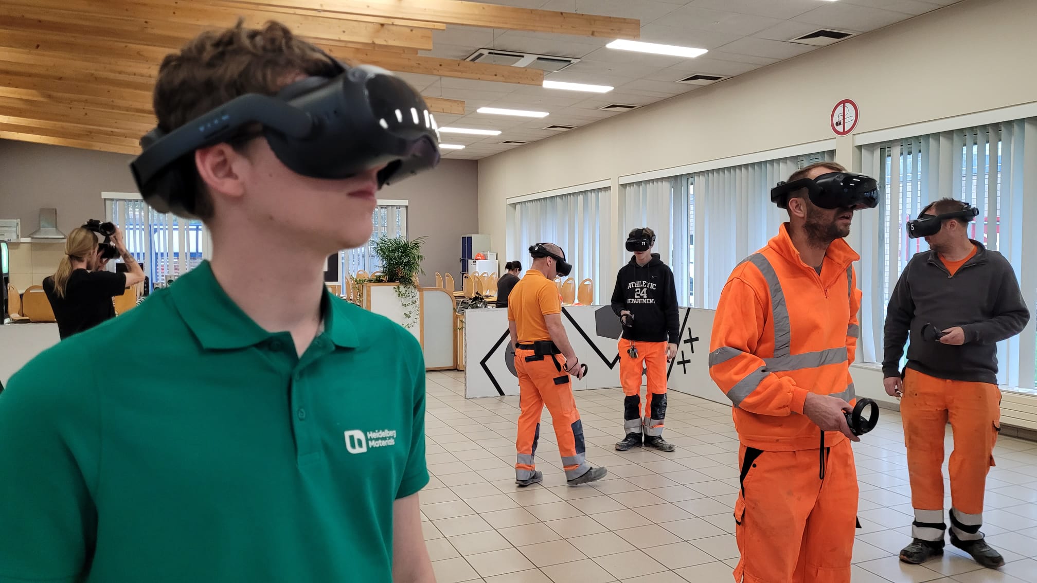 Virtual reality  in de cementfabriek van Lixhe. Werknemers kunnen zich opleiden in het herkennen van gevaren zonder echte risico's, waardoor hun vermogen om te reageren op kritieke situaties in hun werkomgeving wordt verbeterd