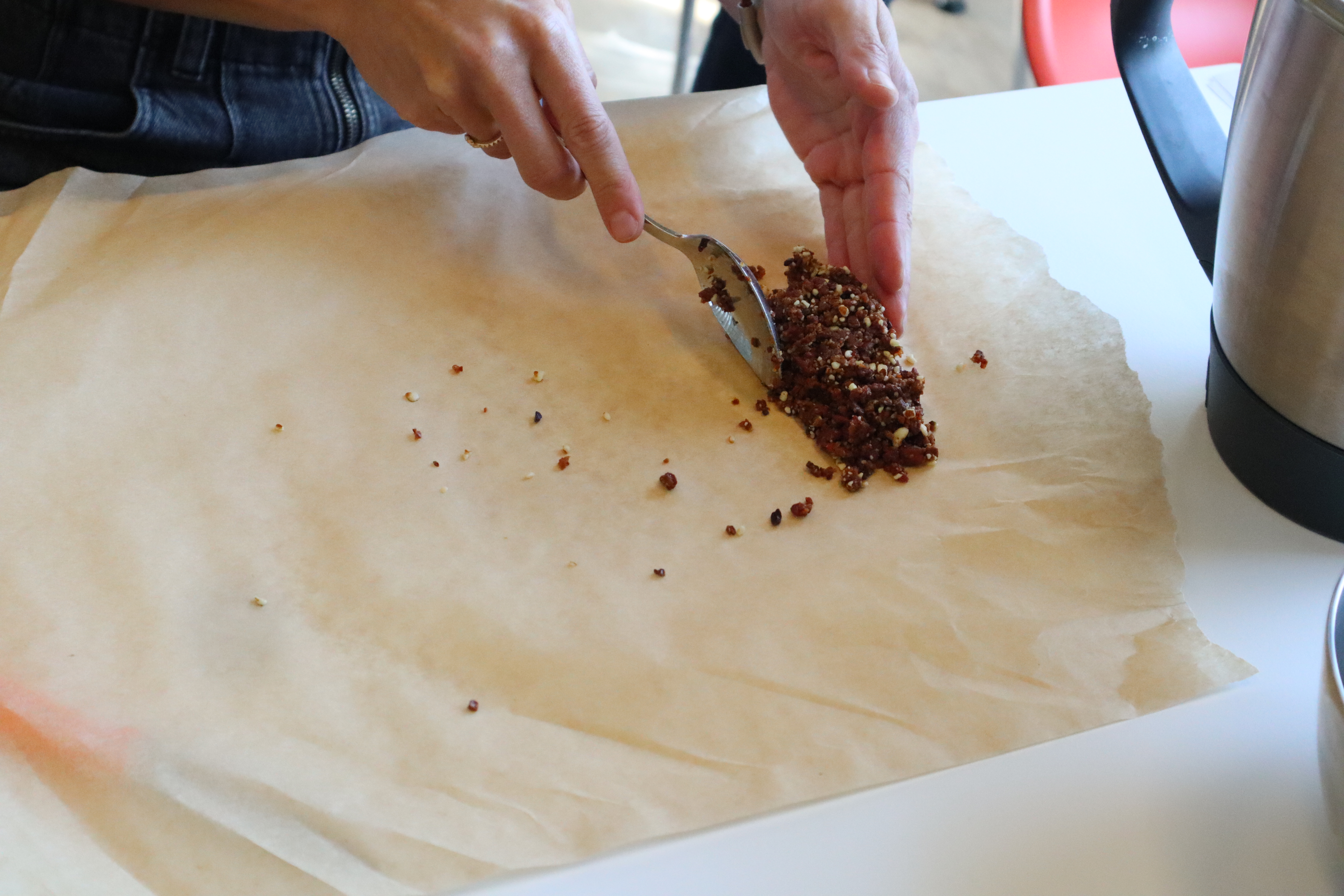 Préparation des barres énergétiques lors de l'atelier "Healthy Snacks" au siège social de Braine l'Alleud