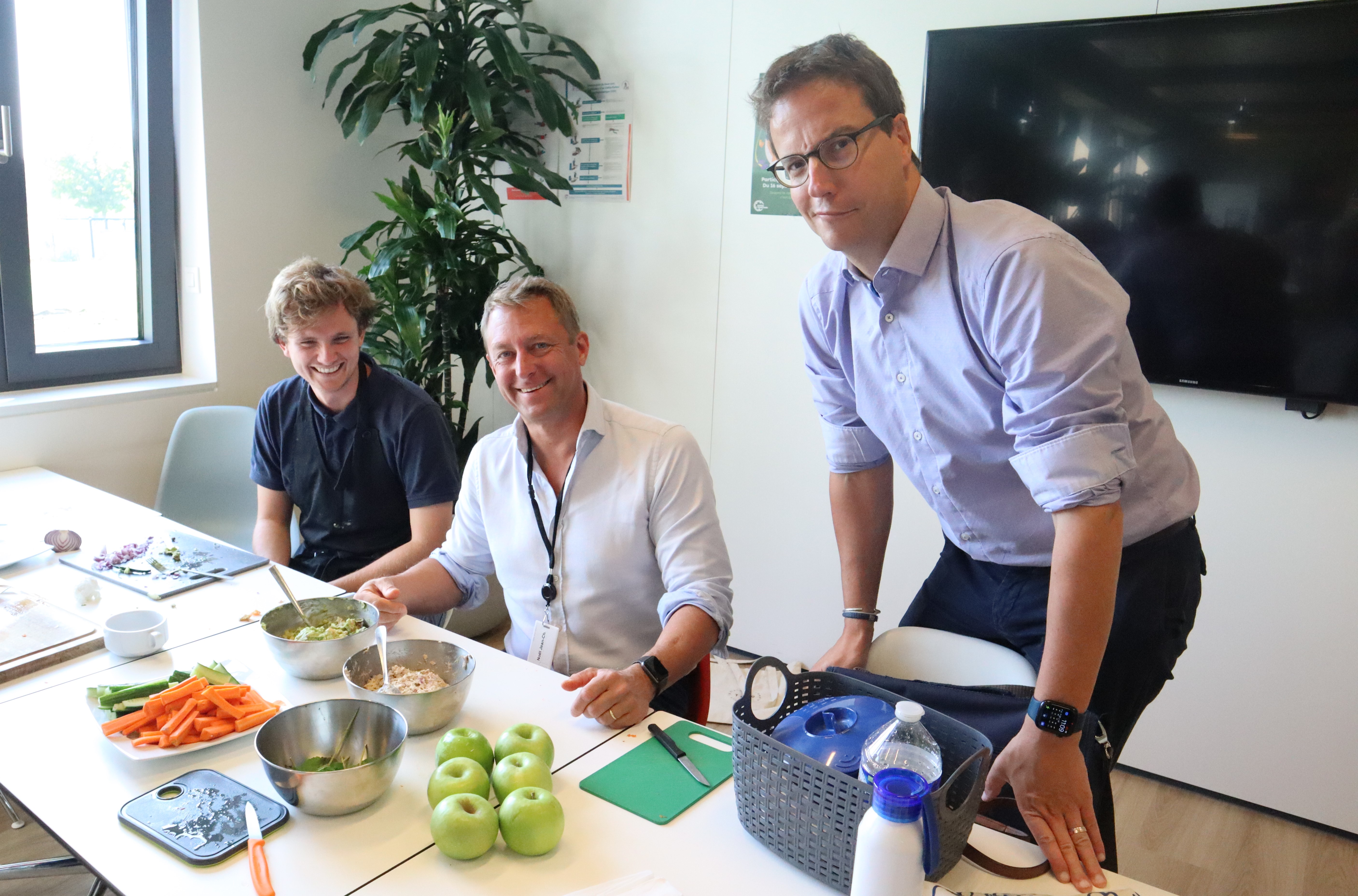 Travail en équipe lors de la préparation des "Healthy Snacks" au siège social de Braine l'Alleud