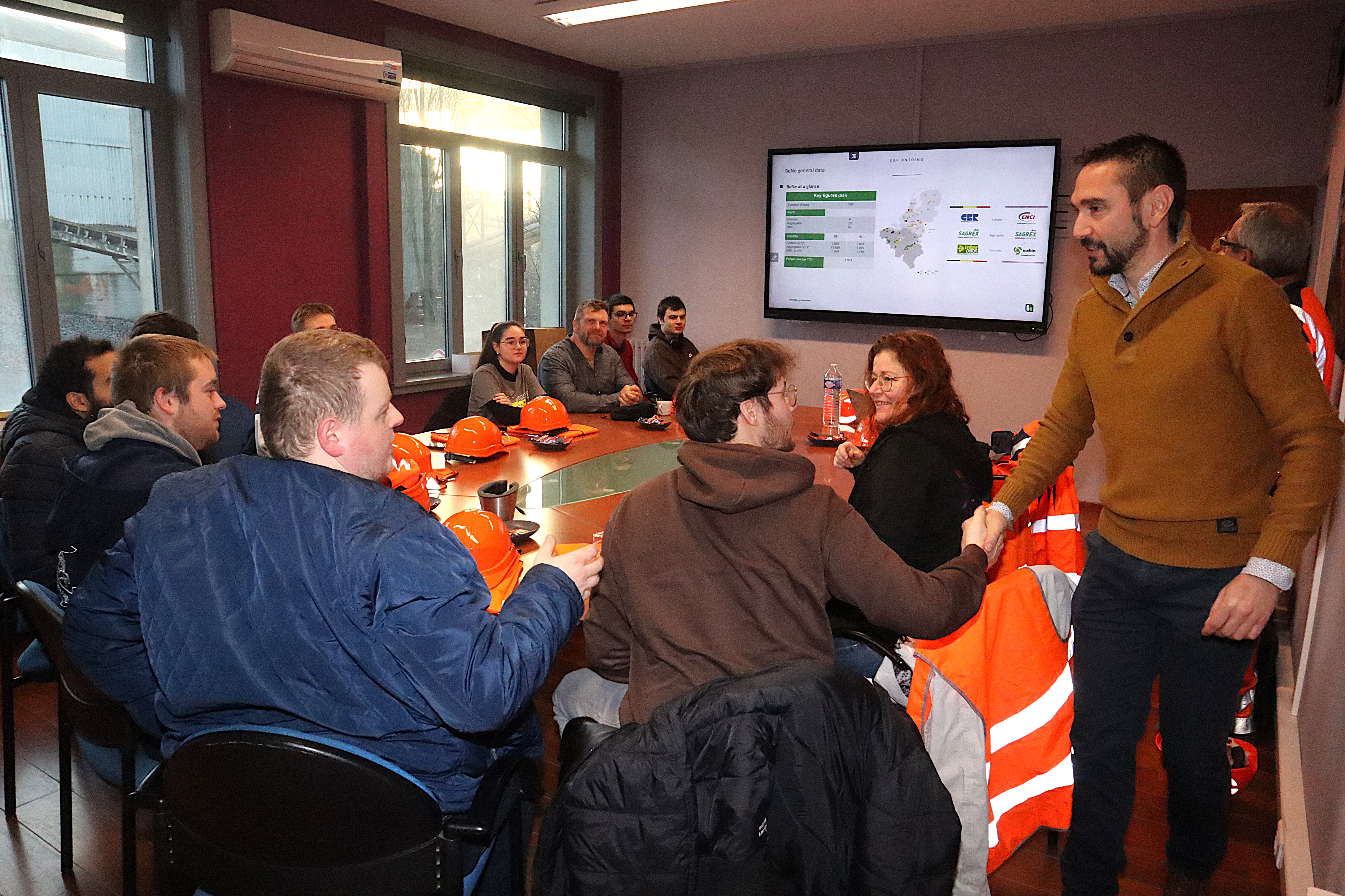 Romain Janus, directeur de l’usine d’Antoing, est venu saluer les jeunes visiteurs