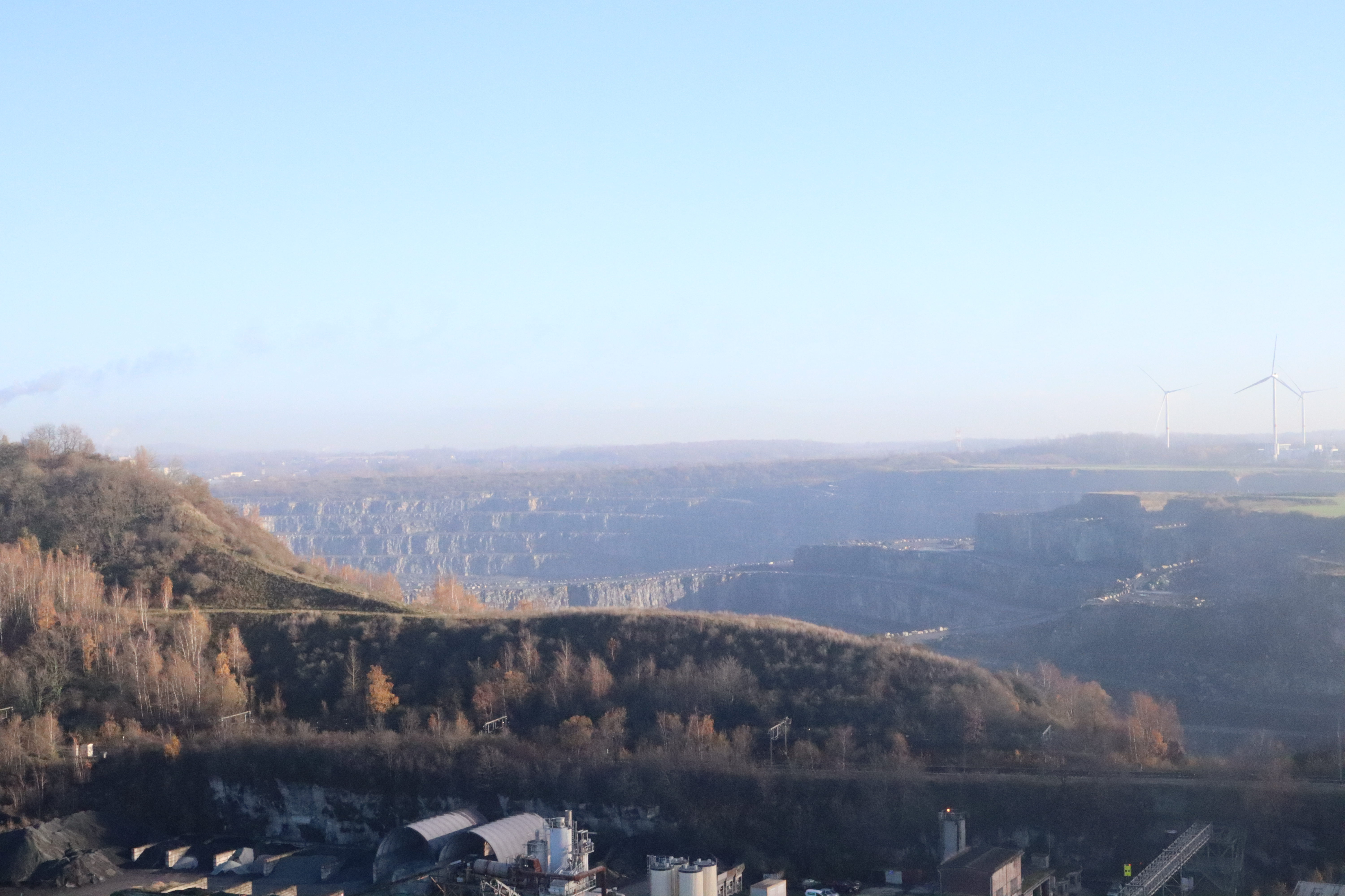 Vue panoramique sur la carrière de granulats environnante